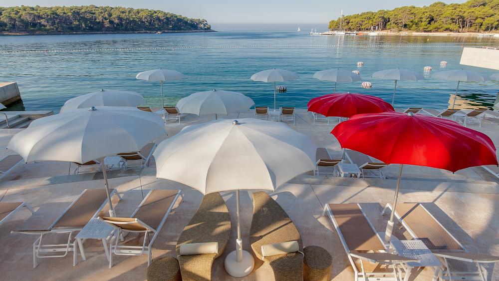 Hotel Bellevue Losinj bahc with sun beds Hotel Bellevue Losinj bahc with sun beds