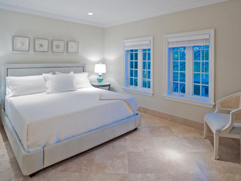 Coconut Walk , Seven Mile Beach 