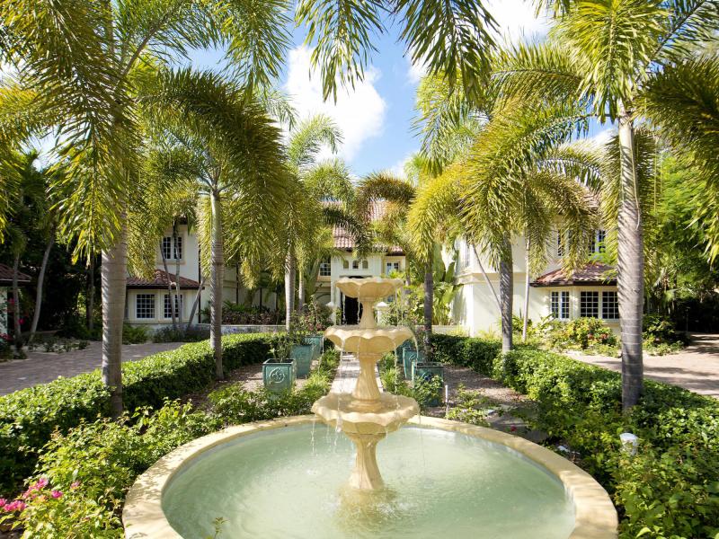 Coconut Walk , Seven Mile Beach 