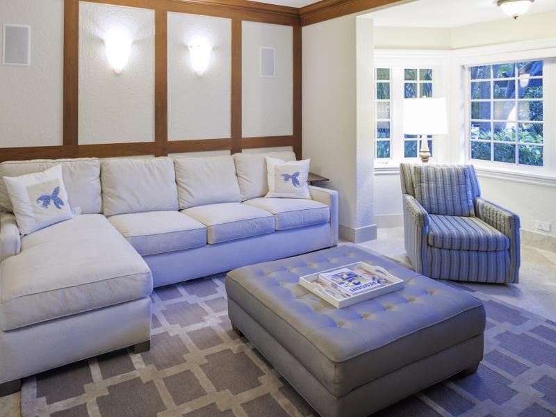 Coconut Walk , Seven Mile Beach 