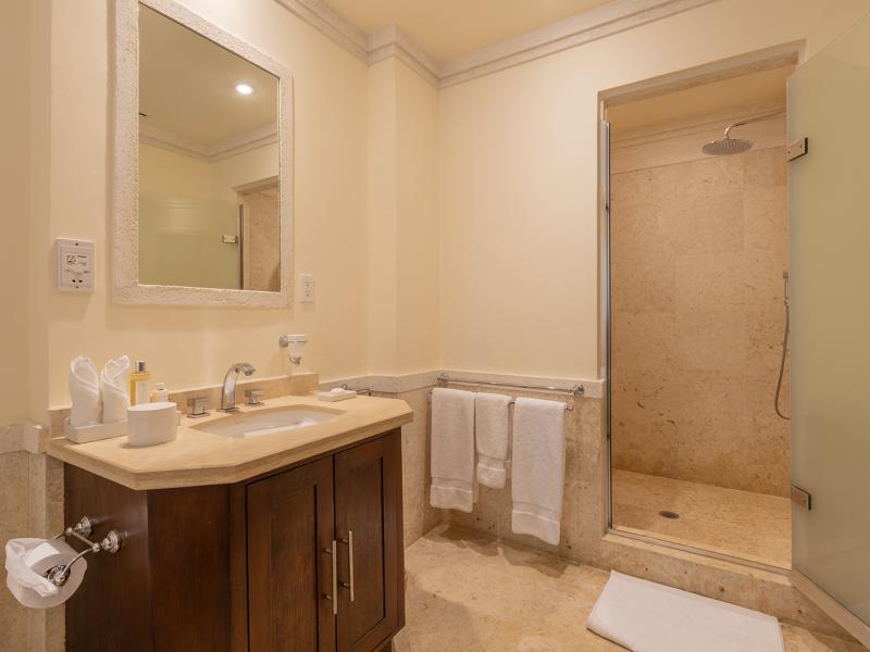 Smugglers Cove Penthouse Apartment 7 , Beachfront villas Barbados , Paynes Bay , St James , West Coast Barbados 