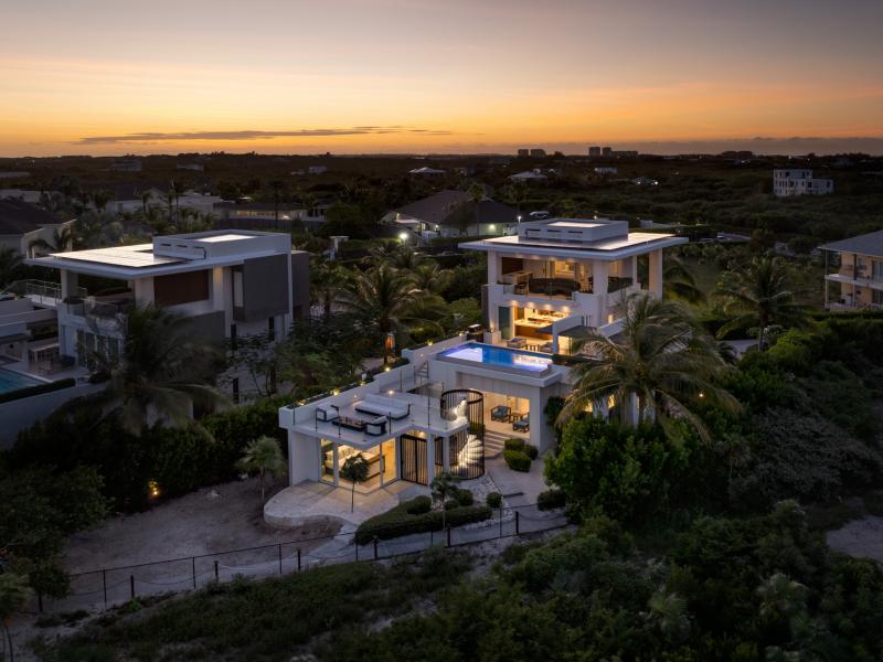 Goldfinger Villa - Beachfront , Long Bay 